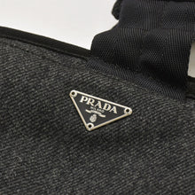 Load image into Gallery viewer, 極美品 PRADA プラダ ボディバッグ ハーネスバッグ トライアングルロゴ グレー ブラック シルバー金具 中古 4a003315