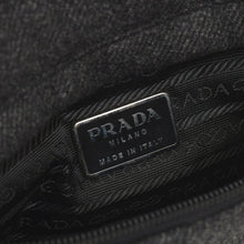 Load image into Gallery viewer, 極美品 PRADA プラダ ボディバッグ ハーネスバッグ トライアングルロゴ グレー ブラック シルバー金具 中古 4a003315