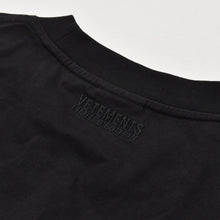 画像をギャラリービューアに読み込む, 新品未使用 VETEMENTS ヴェトモン 24SS Sticker Logo ステッカーロゴ 半袖Tシャツ UE64TR430B サイズXS ブラック 中古 4a003423