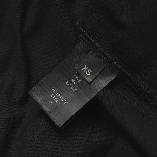 新品未使用 VETEMENTS ヴェトモン 24SS Sticker Logo ステッカーロゴ 半袖Tシャツ UE64TR430B サイズXS ブラック 中古 4a003423