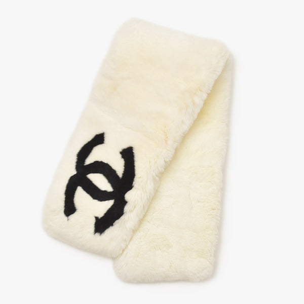Very good condition CHANEL Chanel Dekacoco Mark Lapin Neck Warmer Muffler Lapin White Black Used 4a004360