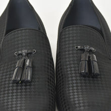 Load image into Gallery viewer, 極美品 LOUIS VUITTON ルイヴィトン モカシン タッセルローファー サテン ビジネスシューズ ブラック サイズ7L 中古 4a004403