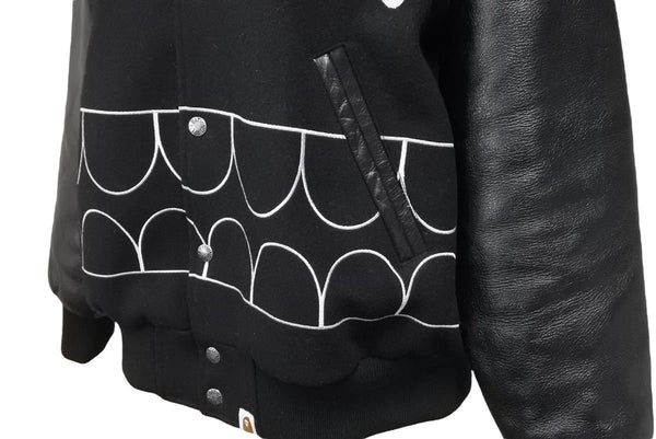 A BATHING APE アベイシングエイプ BAPE ×KAWS カウズ スタジャン 歯型 バーシティジャケット ブラック S メンズ 美品 中古 44707