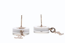 Load image into Gallery viewer, CHANEL シャネル ココマーク ピアス 重量約3g 05A刻印 ココマーク パール レジン メタル GP 両耳用 美品 中古 45483