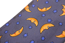 Load image into Gallery viewer, HERMES エルメス ボウタイ 蝶ネクタイ ネクタイ 三日月柄 シルク100% ブルー イエロー 紳士 中古 47467