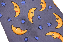 Load image into Gallery viewer, HERMES エルメス ボウタイ 蝶ネクタイ ネクタイ 三日月柄 シルク100% ブルー イエロー 紳士 中古 47467