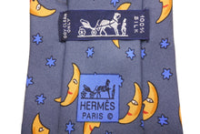 Load image into Gallery viewer, HERMES エルメス ボウタイ 蝶ネクタイ ネクタイ 三日月柄 シルク100% ブルー イエロー 紳士 中古 47467