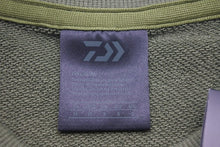 Load image into Gallery viewer, 新品未使用 DAIWA PIER39 ダイワ ピア TECH SWEAT MIL POCKET CREW スウェット 長袖 BE-53023-OLV ポリエステル カーキ M 47643