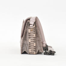Load the image into the gallery viewer. 極美品 BOTTEGAVENETA ボッテガヴェネタ イントレチャート リアルト チェーン ショルダーバッグ B05504198Z ピンク 中古 4a004771