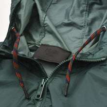 Load image into Gallery viewer, PRADA プラダ Re-Nylon フード付き ナイロンレインポンチョ SGB942 アノラック メタルロゴプレート グリーン Sサイズ ハーフジップ マッドグリーン金具 美品 中古 4a004807
