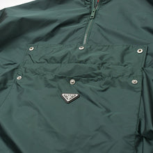 Load image into Gallery viewer, PRADA プラダ Re-Nylon フード付き ナイロンレインポンチョ SGB942 アノラック メタルロゴプレート グリーン Sサイズ ハーフジップ マッドグリーン金具 美品 中古 4a004807