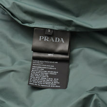 Load image into Gallery viewer, PRADA プラダ Re-Nylon フード付き ナイロンレインポンチョ SGB942 アノラック メタルロゴプレート グリーン Sサイズ ハーフジップ マッドグリーン金具 美品 中古 4a004807