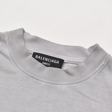 Load image into Gallery viewer, 極美品 BALENCIAGA バレンシアガ Tシャツ メタルロゴ 694576 TMV88 ダメージ加工 ペイント サイズL グレー コットン中古 4a004943