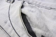 Load image into Gallery viewer, BALMAIN バルマン クラッシュバイカーデニムパンツ ダメージジーンズ T500 B383 サイズL コットン ホワイト シルバー 美品 中古49479