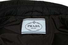 Load image into Gallery viewer, 新品未使用 PRADA プラダ 2021 ベストトライアングル ロゴ 291998S2121WQ8 サイズ40 ブラック 中古 4b013298