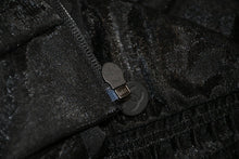 Load image into Gallery viewer, 新品未使用 CHANEL シャネル ファレル愛用 メンズ メッシュ ポリアミド パーカー ブラック P60972V46493 サイズ42 中古 4b013372