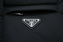 Load image into Gallery viewer, 新品未使用 PRADA プラダ 2021 ベストトライアングル ロゴ 291998S2121WQ8 サイズ40 ブラック 中古 4b013298
