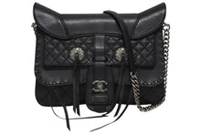 Load image into Gallery viewer, 極美品 CHANEL シャネル Paris-Dallas フリンジ フラップ サドルバッグ キルティング 2014年 19番台 カーフスキン ブラック 4b011468