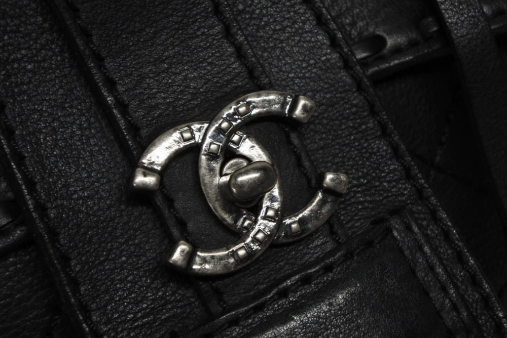 極美品 CHANEL シャネル Paris-Dallas フリンジ フラップ サドルバッグ キルティング 2014年 19番台 カーフスキン ブラック 4b011468