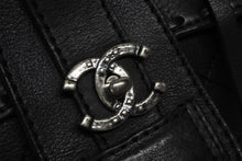 Load image into Gallery viewer, 極美品 CHANEL シャネル Paris-Dallas フリンジ フラップ サドルバッグ キルティング 2014年 19番台 カーフスキン ブラック 4b011468