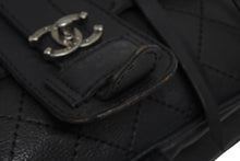 Load image into Gallery viewer, 極美品 CHANEL シャネル Paris-Dallas フリンジ フラップ サドルバッグ キルティング 2014年 19番台 カーフスキン ブラック 4b011468