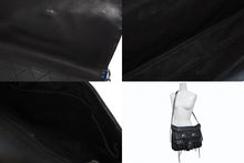 Load image into Gallery viewer, 極美品 CHANEL シャネル Paris-Dallas フリンジ フラップ サドルバッグ キルティング 2014年 19番台 カーフスキン ブラック 4b011468