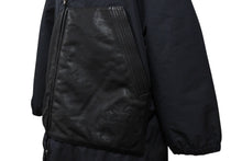 Load image into Gallery viewer, 新品同様 CHROME HEARTS クロムハーツ ダガージップ ムートン ロングコート クロスパッチ レザー ナイロン サイズXL 中古 4b011470