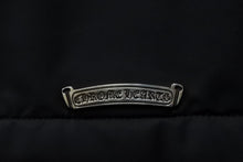 Load image into Gallery viewer, 新品同様 CHROME HEARTS クロムハーツ ダガージップ ムートン ロングコート クロスパッチ レザー ナイロン サイズXL 中古 4b011470