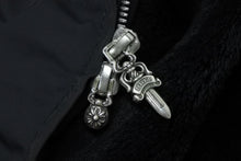 Load image into Gallery viewer, 新品同様 CHROME HEARTS クロムハーツ ダガージップ ムートン ロングコート クロスパッチ レザー ナイロン サイズXL 中古 4b011470