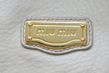 Load image into Gallery viewer, MIUMIU ミュウミュウ VITELLO CARIBU ヴィテロ カリブ 2WAYバッグ RL0068 カーフレザー アイボリー ゴールド金具 美品 中古 4b011563