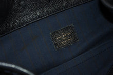Load image into Gallery viewer, 極美品 LOUIS VUITTON ルイヴィトン アーツィー MM ワンショルダーバッグ M41066 ブラック モノグラムアンプラント レザー ゴールド金具 中古 4b011386