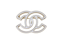 Load image into Gallery viewer, 極美品 CHANEL シャネル ココマーク ブローチ 重量約31.3g B24A刻印 メタル ゴールド ホワイト バイカラー 中古 4b003932