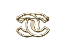 Load image into Gallery viewer, 極美品 CHANEL シャネル ココマーク ブローチ 重量約31.3g B24A刻印 メタル ゴールド ホワイト バイカラー 中古 4b003932