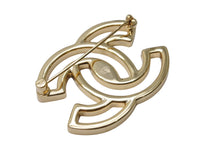 Load image into Gallery viewer, 極美品 CHANEL シャネル ココマーク ブローチ 重量約31.3g B24A刻印 メタル ゴールド ホワイト バイカラー 中古 4b003932
