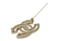 Load image into Gallery viewer, 極美品 CHANEL シャネル ココマーク ブローチ 重量約35.0g B24A刻印 メタル ゴールド ブラック バイカラー 中古 4b003933