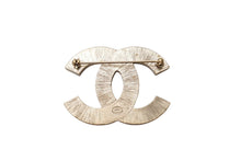 Load image into Gallery viewer, CHANEL シャネル ココマーク ブローチ 重量約23.5g B17V刻印 キルティング メタル シルバー ゴールド 美品 中古 4b003935