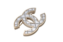 Load image into Gallery viewer, CHANEL シャネル ココマーク ブローチ 重量約23.5g B17V刻印 キルティング メタル シルバー ゴールド 美品 中古 4b003935