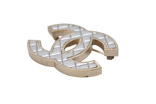 Load image into Gallery viewer, CHANEL シャネル ココマーク ブローチ 重量約23.5g B17V刻印 キルティング メタル シルバー ゴールド 美品 中古 4b003935