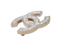 Load image into Gallery viewer, CHANEL シャネル ココマーク ブローチ 重量約23.5g B17V刻印 キルティング メタル シルバー ゴールド 美品 中古 4b003935