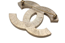 Load image into Gallery viewer, CHANEL シャネル ココマーク ブローチ 重量約23.5g B17V刻印 キルティング メタル シルバー ゴールド 美品 中古 4b003935