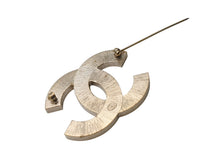 Load image into Gallery viewer, CHANEL シャネル ココマーク ブローチ 重量約23.5g B17V刻印 キルティング メタル シルバー ゴールド 美品 中古 4b003935