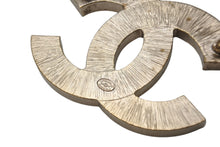 Load image into Gallery viewer, CHANEL シャネル ココマーク ブローチ 重量約23.5g B17V刻印 キルティング メタル シルバー ゴールド 美品 中古 4b003935