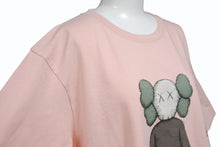 画像をギャラリービューアに読み込む, 新品未使用 UNIQLO ユニクロ ｘ KAWS カウズ コラボ 半袖Tシャツ ピンク サイズ XL 中古 4b005652