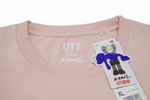 画像をギャラリービューアに読み込む, 新品未使用 UNIQLO ユニクロ ｘ KAWS カウズ コラボ 半袖Tシャツ ピンク サイズ XL 中古 4b005652