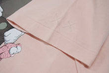 画像をギャラリービューアに読み込む, 新品未使用 UNIQLO ユニクロ ｘ KAWS カウズ コラボ 半袖Tシャツ ピンク サイズ XL 中古 4b005652