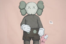 画像をギャラリービューアに読み込む, 新品未使用 UNIQLO ユニクロ ｘ KAWS カウズ コラボ 半袖Tシャツ ピンク サイズ XL 中古 4b005652