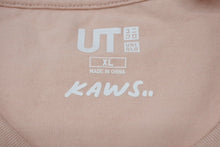 画像をギャラリービューアに読み込む, 新品未使用 UNIQLO ユニクロ ｘ KAWS カウズ コラボ 半袖Tシャツ ピンク サイズ XL 中古 4b005652