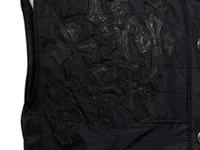 画像をギャラリービューアに読み込む, 極美品 CHROME HEARTS クロムハーツ キルティング ベスト サイズS セメタリークロスパッチ クロスボールボタン ダガージップ 中古 4b010590