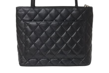 Load image into Gallery viewer, 極美品 CHANEL シャネル 復刻トートバッグ ハンドバッグ 7番台 キャビアスキン ブラック ココマーク ロゴ 鞄 シルバー金具 中古 4c075959