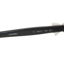 Load image into Gallery viewer, CHANEL シャネル サングラス アイウェア サイズ60□17 135 ココマーク ホワイト ブラック 美品 中古 4a000078